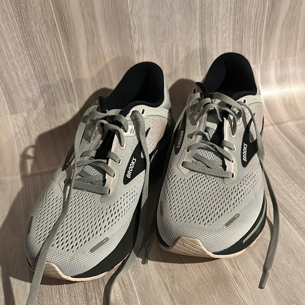 Brooks Women’s Light Gray/Pink Athletic‎ Shoes Sz 11.5